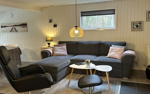 Sanni - 1.6Km from the Sea: Mobilia, Pavimentazione, Interior Design, Pavimento, Casa, Soggiorno, Divano, Lampada, Color Legno