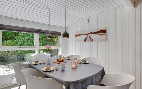 Sanni - 1.6Km from the Sea: Mobilia, Interior Design, Pavimentazione, Legna, Soffitto, Tavolo, Sedia, Cucina & Sala Da Pranzo Tavolo, Sala Da Pranzo, Lampada