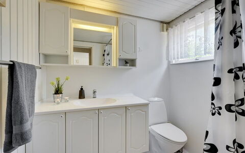 Sanni - 1.6Km from the Sea: Idraulico Fixture, Mobiletto Del Bagno, Lavello, Interior Design, Bagno, Pavimentazione, Lavandino Del Bagno, Rubinetto, Pavimento, Idraulico