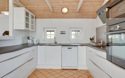 Hinrich - 300M from the Sea: Cucina, Controsoffitto, Pavimentazione, Interior Design, Legna, Cabinetry, Soffitto, Pavimento, Elettrodomestico Da Cucina, Apparecchio Major