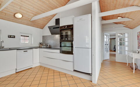 Hinrich - 300M from the Sea: Pavimentazione, Interior Design, Soffitto, Legna, Pavimento, Cucina, Controsoffitto, Mobilia, Cabinetry, Camera