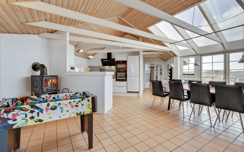 Hinrich - 300M from the Sea: Pavimentazione, Pavimento, Interior Design, Legna, Soffitto, Mobilia, Sedia, Pavimento In Legno, Camera, Cucina
