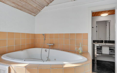Hinrich - 300M from the Sea: Idraulico Fixture, Interior Design, Pavimentazione, Pavimento, Vasca Da Bagno, Bagno, Soffitto, Idraulico, Rubinetto, Piastrella