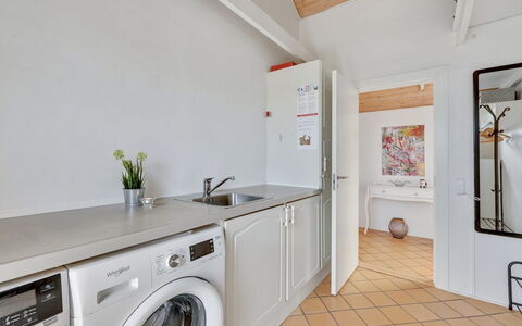 Hinrich - 300M from the Sea: Pavimentazione, Interior Design, Pavimento, Apparecchio Major, Lavatrice, Soffitto, Cucina, Controsoffitto, Camera, Idraulico Fixture