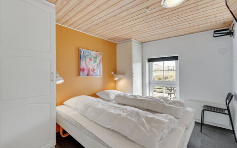Hinrich - 300M from the Sea: Camera Da Letto, Letto, Telaio Del Letto, Lenzuolo, Soffitto, Bedding, Color Legno, Latifoglie, Hotel, Cuscino