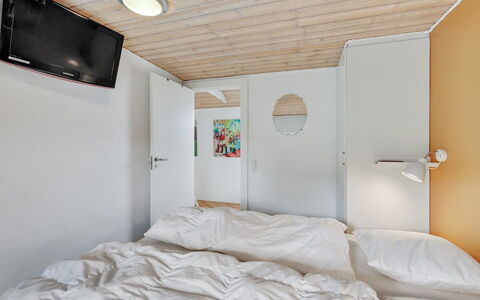 Hinrich - 300M from the Sea: Interior Design, Camera Da Letto, Parete, Letto, Pavimentazione, Pavimento, Legna, Soffitto, Lenzuolo, Mobilia
