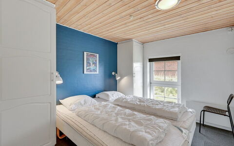 Hinrich - 300M from the Sea: Parete, Camera Da Letto, Legna, Soffitto, Interior Design, Letto, Lenzuolo, Bedding, Pavimento, Telaio Del Letto