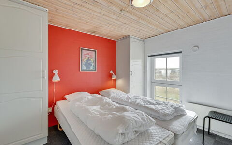 Hinrich - 300M from the Sea: Camera Da Letto, Letto, Telaio Del Letto, Soffitto, Lenzuolo, Bedding, Dipingere, Illuminazione Diurna, Materasso, Cuscino