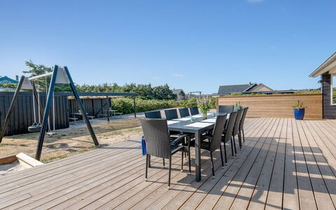 Hillevi - 200M from the Sea: Mobilia, Interior Design, Sedia, Pavimentazione, Tavolo, Ricorrere, Pavimento, Soffitto, Camera, Eco Hotel
