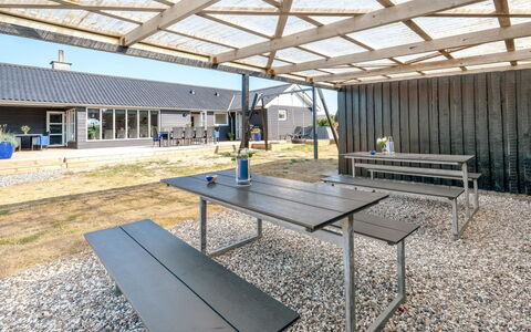 Hillevi - 200M from the Sea: Erba, Arbusto, Casa, Giardino, Casa, Villetta, Lotto, Prato, Groundcover