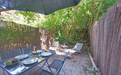 Saint Cyr sur Mer la Madrague 800: Mobilia, Mobili Da Esterno, Tavolo Esterno, Sedia, Giardino, Backyard, Shade, Cortile, Landscaping, Ombrello