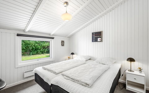 Penka - 550M to the Fjord: Camera Da Letto, Soffitto, Casa, Letto, Bedding, Telaio Del Letto, Lenzuolo, Design, Lampada, Latifoglie