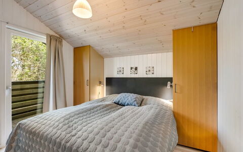 Estelle - 575M to the Fjord: Interior Design, Legna, Soffitto, Letto, Camera Da Letto, Pavimentazione, Pavimento, Camera, Mobilia, Lenzuolo