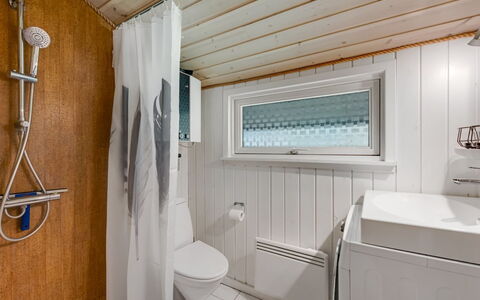 Estelle - 575M to the Fjord: Pavimentazione, Idraulico Fixture, Pavimento, Legna, Soffitto, Interior Design, Lavello, Bagno, Rubinetto, Idraulico