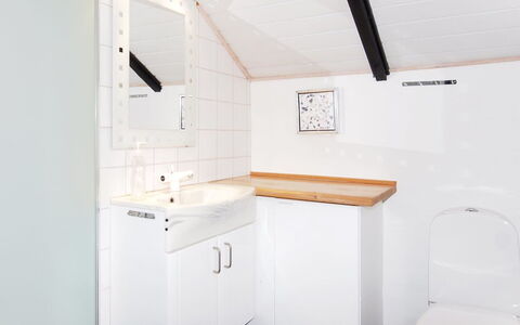 Beneta - 300M from the Sea: Idraulico Fixture, Interior Design, Lavello, Pavimentazione, Lavandino Del Bagno, Bagno, Pavimento, Rubinetto, Idraulico, Soffitto