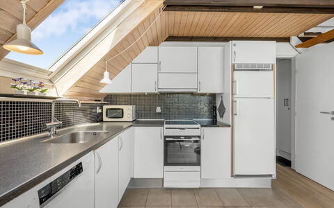 Armelle - from the Sea: Cucina, Legna, Apparecchio Major, Soffitto, Pavimentazione, Controsoffitto, Elettrodomestico Da Cucina, Interior Design, Pavimento, Cabinetry