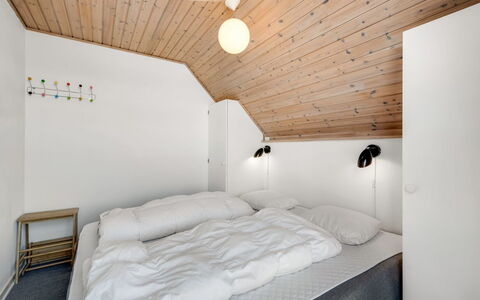 Armelle - from the Sea: Letto, Camera Da Letto, Parete, Interior Design, Legna, Soffitto, Bedding, Lenzuolo, Pavimento, Mobilia
