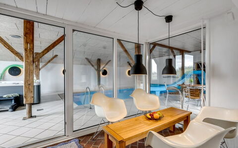 Cornelius - 900M from the Sea: Appartamento, Shade, Balcone, Sedia, Recinzione, Mobili Da Esterno, Alluminio, Erba Sintetica