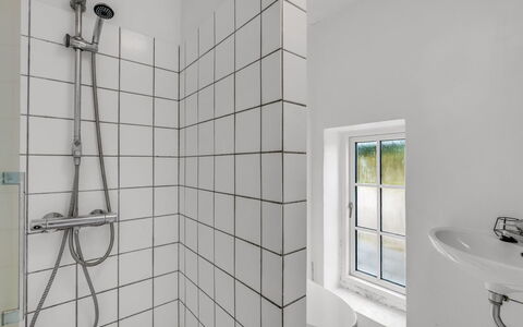 Cornelius - 900M from the Sea: Parete, Pavimentazione, Interior Design, Pavimento, Idraulico Fixture, Bagno, Piastrella, Idraulico, Illuminazione Diurna