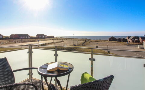 Ena - 75M from the Sea: Legna, Tetto, Architettura, Casa, Casa, Villetta, Raccordo, Latifoglie, Pendenza, Estate