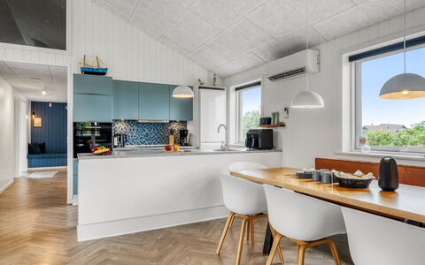 Markku - 400M from the Sea: Interior Design, Pavimentazione, Mobilia, Cucina, Controsoffitto, Soffitto, Legna, Pavimento, Lampada, Cucina & Sala Da Pranzo Tavolo