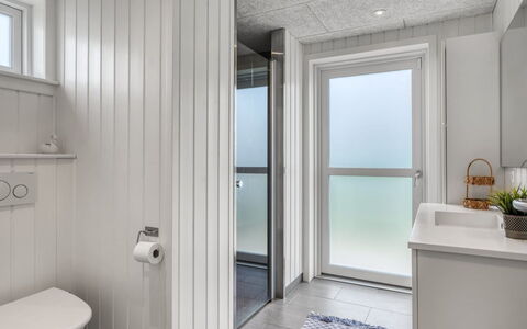 Markku - 400M from the Sea: Parete, Pavimentazione, Legna, Pavimento, Idraulico Fixture, Interior Design, Soffitto, Lavello, Idraulico, Bagno