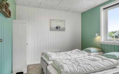 Markku - 400M from the Sea: Camera Da Letto, Letto, Lenzuolo, Legna, Bedding, Interior Design, Pavimento, Soffitto, Pavimentazione, Telaio Del Letto