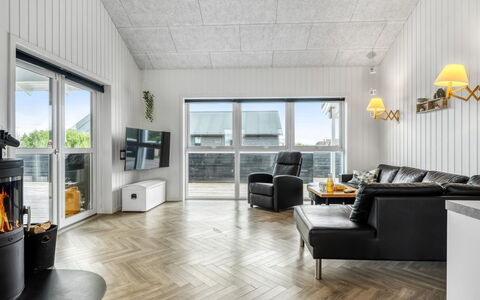 Markku - 400M from the Sea: Pavimentazione, Interior Design, Soffitto, Legna, Pavimento, Mobilia, Lampada, Illuminazione, Soggiorno, Camera