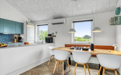 Markku - 400M from the Sea: Pavimentazione, Legna, Soffitto, Interior Design, Cucina, Pavimento, Controsoffitto, Lampada, Mobilia, Illuminazione