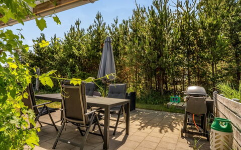Resi - 400M from the Sea: Arbusto, Mobili Da Esterno, Lotto, Mobilia, Shade, Tavolo Esterno, Giardino, Sedia, Luce Del Sole, Landscaping