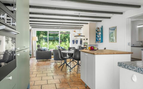 Resi - 400M from the Sea: Mobilia, Pavimentazione, Legna, Interior Design, Cucina, Pavimento, Soffitto, Controsoffitto, Sedia, Camera