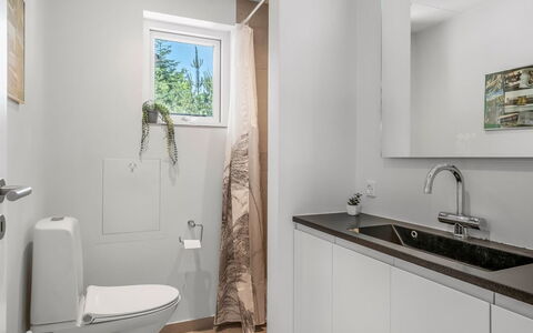 Resi - 400M from the Sea: Pavimentazione, Parete, Interior Design, Idraulico Fixture, Pavimento, Lavello, Bagno, Rubinetto, Mobiletto Del Bagno, Camera
