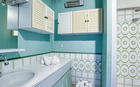 Saint Cyr sur Mer les Lecques 120: Rubinetto, Idraulico Fixture, Lavello, Proprietà, Lavandino Del Bagno, Verde, Blu, Prodotto, Azzurro, Mobiletto Del Bagno