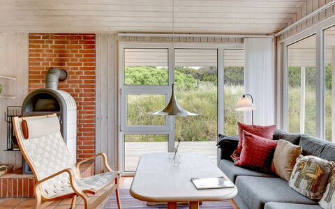 Annemia - 200M from the Sea: Mobilia, Interior Design, Legna, Pavimentazione, Pavimento, Illuminazione, Sedia, Soggiorno, Casa, Soffitto
