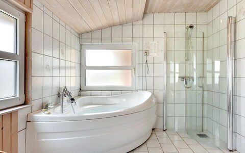 Annemia - 200M from the Sea: Pavimentazione, Idraulico Fixture, Interior Design, Pavimento, Bagno, Soffitto, Idraulico, Rubinetto, Vasca Da Bagno, Camera
