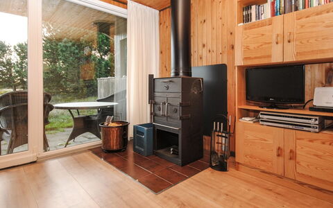 Tuovi - 800M from the Sea: Zona Residenziale, Tetto, Sobborgo, Driveway, Estate, Camino