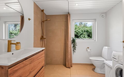 Fot - 7Km from the Sea: Pavimentazione, Pavimento, Idraulico Fixture, Legna, Interior Design, Mobiletto Del Bagno, Lavello, Bagno, Idraulico, Rubinetto