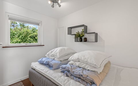 Fot - 7Km from the Sea: Letto, Camera Da Letto, Interior Design, Parete, Bedding, Lenzuolo, Mobilia, Soffitto, Pavimentazione, Pavimento