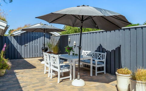 Felizia - 2.5Km from the Sea: Mobili Da Esterno, Mobilia, Tavolo Esterno, Sedia, Vaso Di Fiori, Terrazza, Deck, Giardino, Pianta Della Casa, Latifoglie