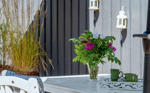 Felizia - 2.5Km from the Sea: Vaso Di Fiori, Pianta Della Casa, Giardino, Fiorai, Vaso, Mobili Da Esterno, Sedia, Dipingere, Disegno Floreale