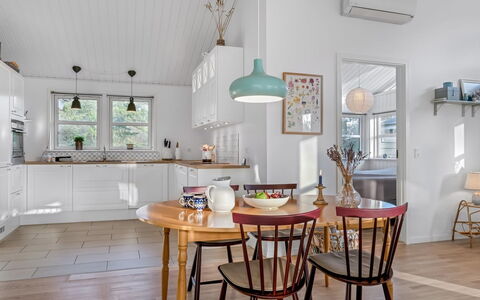 Onta - 900M from the Sea: Mobilia, Interior Design, Pavimentazione, Lampada, Cucina, Sala Da Pranzo, Sedia, Legna, Soffitto, Pavimento