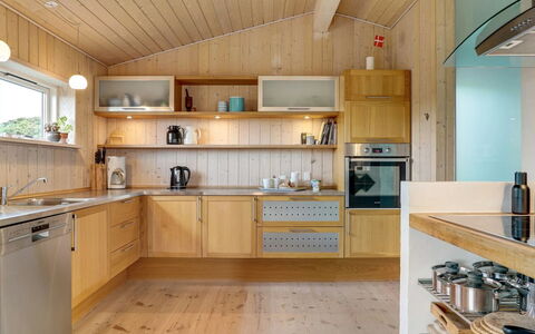Josten - 500M from the Sea: Cucina, Elettrodomestico Da Cucina, Controsoffitto, Interior Design, Legna, Apparecchio Major, Pavimentazione, Mobilia, Soffitto, Cabinetry