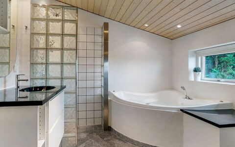 Josten - 500M from the Sea: Interior Design, Pavimentazione, Parete, Idraulico Fixture, Soffitto, Pavimento, Bagno, Idraulico, Lampada, Casa