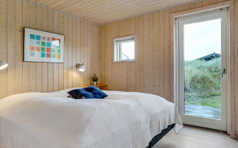 Josten - 500M from the Sea: Legna, Pavimentazione, Interior Design, Camera Da Letto, Pavimento, Soffitto, Letto, Mobilia, Camera, Pavimento In Legno
