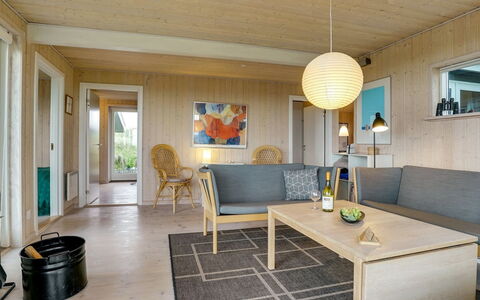 Josten - 500M from the Sea: Mobilia, Pavimentazione, Legna, Pavimento, Interior Design, Tavolo, Soffitto, Sedia, Casa, Soggiorno