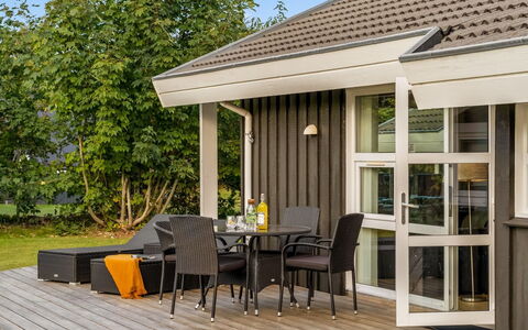 Mechthild - 2.7Km from the Sea: Soffitto, Pavimentazione, Interior Design, Pavimento, Materiale Composito, Mobilia, Ricorrere, Hotel, Design, Illuminazione Diurna