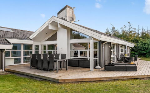 Mechthild - 2.7Km from the Sea: Soffitto, Pavimentazione, Interior Design, Pavimento, Materiale Composito, Mobilia, Ricorrere, Hotel, Design, Illuminazione Diurna