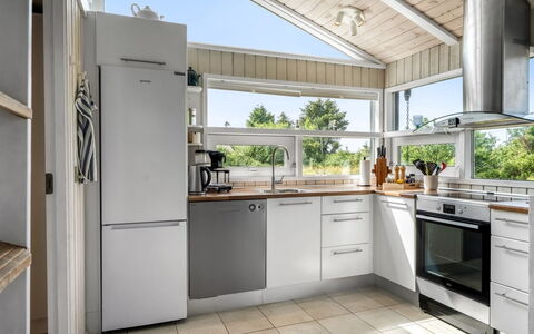 Immi - 1.5Km from the Sea: Elettrodomestico Da Cucina, Cucina, Controsoffitto, Apparecchio Major, Interior Design, Elettrodomestico, Pavimentazione, Legna, Cabinetry, Mobilia