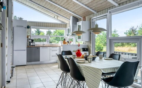 Immi - 1.5Km from the Sea: Mobilia, Sedia, Interior Design, Soffitto, Cucina & Sala Da Pranzo Tavolo, Cucina, Casa, Pavimentazione, Tavolo, Lampada