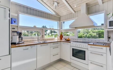 Immi - 1.5Km from the Sea: Cucina, Pavimentazione, Interior Design, Controsoffitto, Legna, Pavimento, Soffitto, Mobilia, Elettrodomestico Da Cucina, Cabinetry